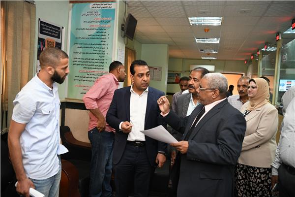  الدكتور حازم عمر نائب المحافظ خلال تفقد المركز التكنولوجي بقوص