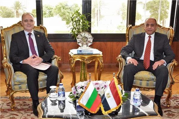 وزير الطيران المدنى يلتقي سفير بلغاريا 