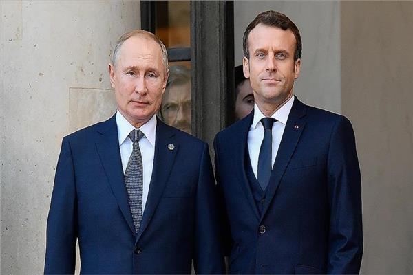 الرئيس الفرنسي إيمانويل ماكرون ونظيره الروسي فلاديمير بوتين - أرشيفية