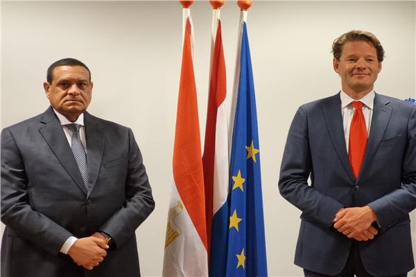 وزير التنمية المحلية مع وزير التنمية المحلية الهولندي