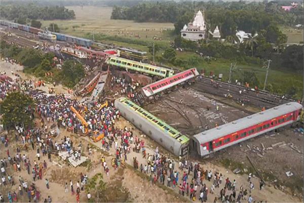 بعض عربات القطارات المتضررة جراء الخروج عن القضبان فى شرق الهند