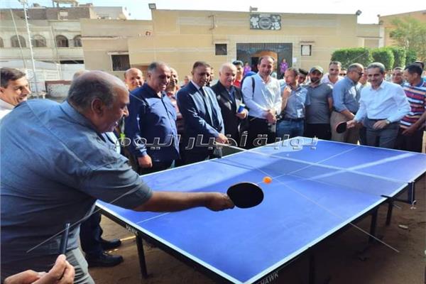 محافظ الغربية ووكيل وزارة الشباب والرياضة في مباراة لتنس الطاولة بحياة كريمة