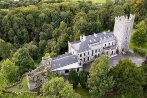 قلعة عمرها 1100 عام للبيع بسعر شقة