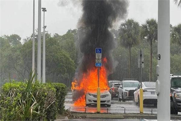امرأة تترك طفليها في سيارة اشتعلت فيها النيران