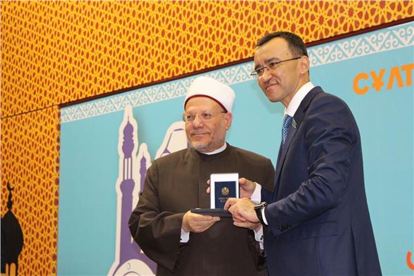 جمهورية كازاخستان تقلِّد مفتي الجمهورية وسام  شفاعة 