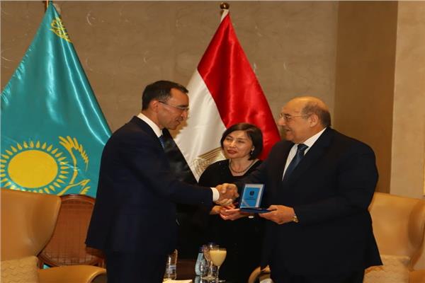 رئيس جمهوريه كازخستان يسلم رئيس مجلس الشيوخ وسام تديرا