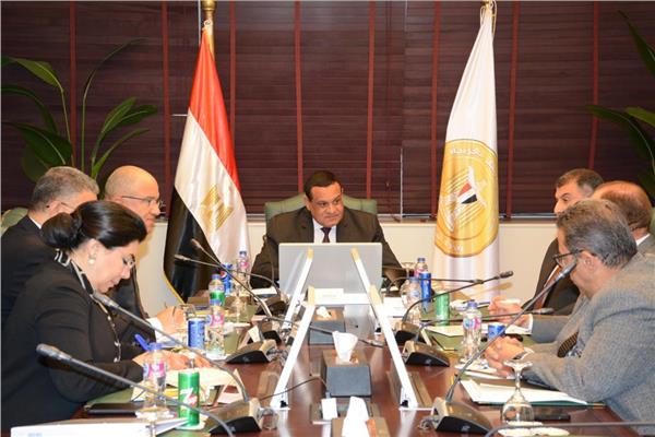 وزير التنمية المحلية يتابع مع رئيس اتحاد الصناعات المصرية