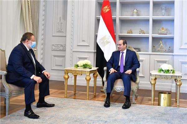 الرئيس عبد الفتاح السيسي و حسن عبدالله محافظ البنك المركزي المصري