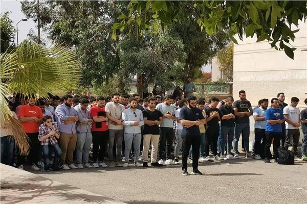 طلاب جامعة الأزهر يؤدون صلاة الغائب على الدكتور محمود وهبة