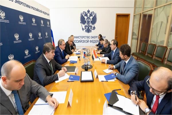 وزير النفط الروسى يلتقى طارق الملا لتعزيز التعاون المشترك