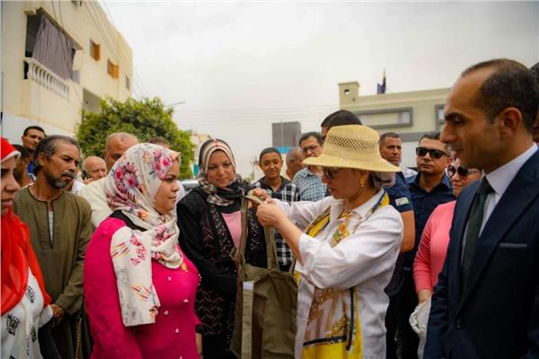 وزيرة البيئة توزع حقائب من القماش بقرية أبو دومة 
