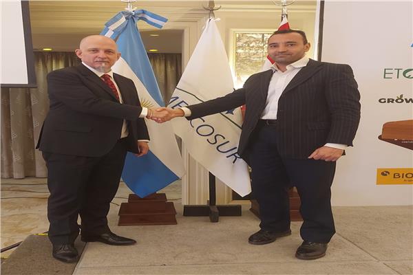 سفير الأرجنتين مع الزميل أيمن عامر 