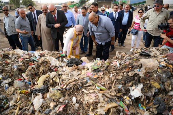 وزيرة البيئة فى مصنع التدوير المخلفات بمركز نجع حمادى