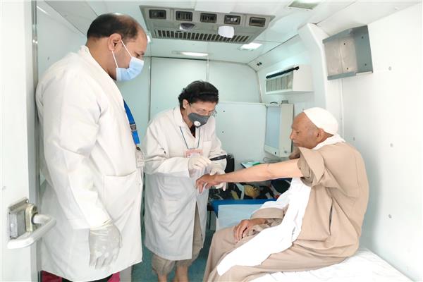 توقيع الكشف  الطبى على 1734 حالة خلال قافلة علاجية بقرية رسلان بمركز المنيا