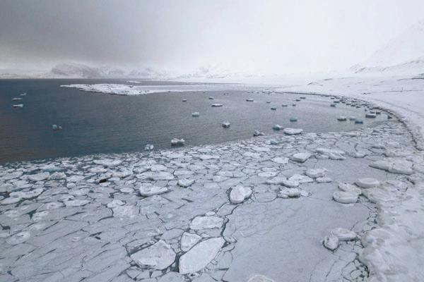 الجليد فى سفالبارد بالنرويج، وهو جزء من القطب الشمالى يتأثر بالاحترار بمعدل سبع مرات
