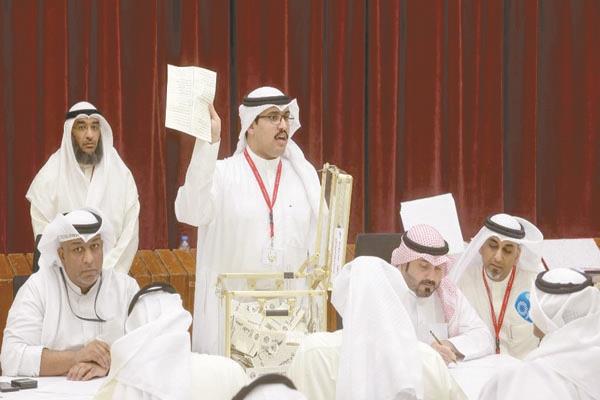 صورة من إحدى لجان فرز أصوات الناخبين فى الكويت