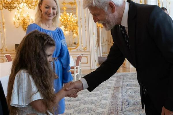 الرئيس التشيكي برفقة الطفلة الأوكرانية