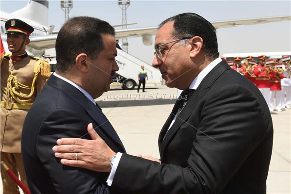 د.مصطفى مدبولي يستقبل نظيره العراقي بمطار القاهرة 