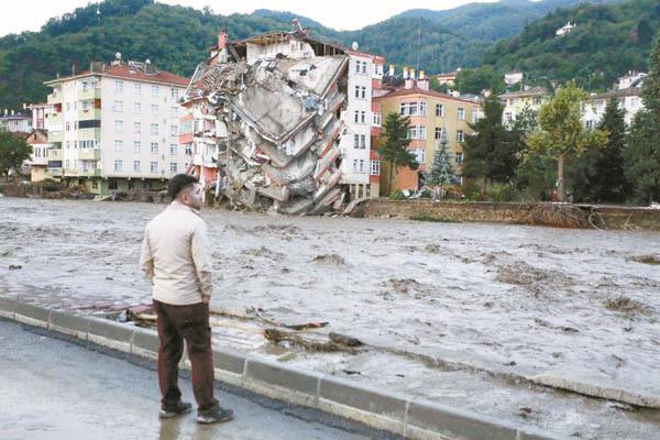 ■ صورة أرشيفية لفيضانات ضربت تركيا عام 2021