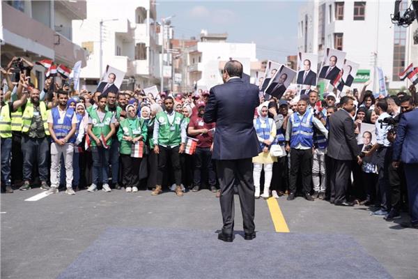 الرئيس عبد الفتاح السيسي يرحب بشباب مبادرة "حياة كريمة"