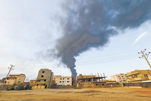 دخان كثيف يتصاعد في الخرطوم جراء قصف ناجم عن الاشتباكات