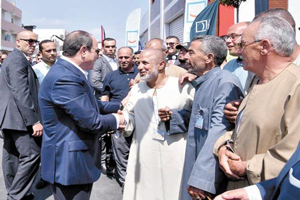 الرئيس عبد الفتاح السيسى يصافح الأهالى خلال زيارته للقرية