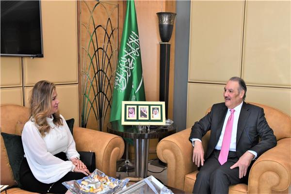 السفير السعودي أسامة بن أحمد نقلي  برفقة الدكتورة حنان محمد حمدان