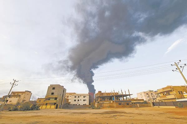 دخان كثيف يتصاعد في الخرطوم جراء قصف ناجم عن الاشتباكات