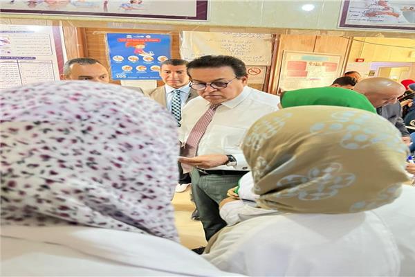 الدكتور خالد عبدالغفار وزير الصحة والسكان خلال تفقده مركز صحة الحي السابع مدينة نصر
