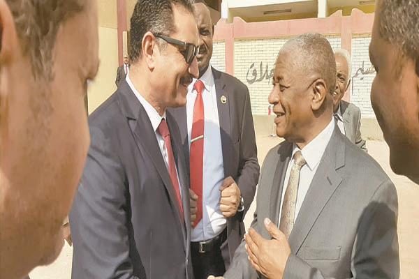 مدير التعليم بالجيزة خلال استقباله السفير السودانى