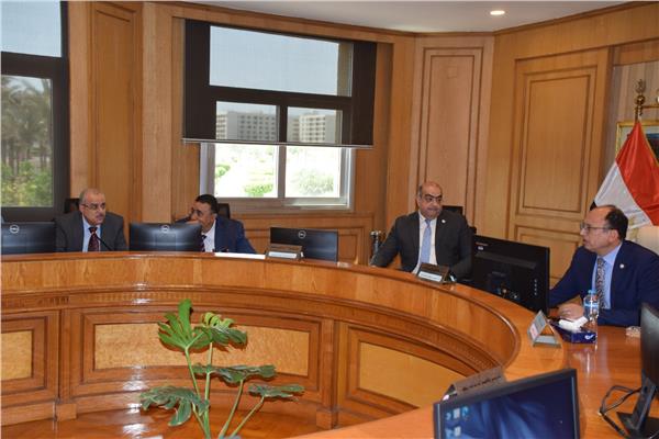 رئيس جامعة حلوان خلال اجتماعه مع عمداء الكليات 