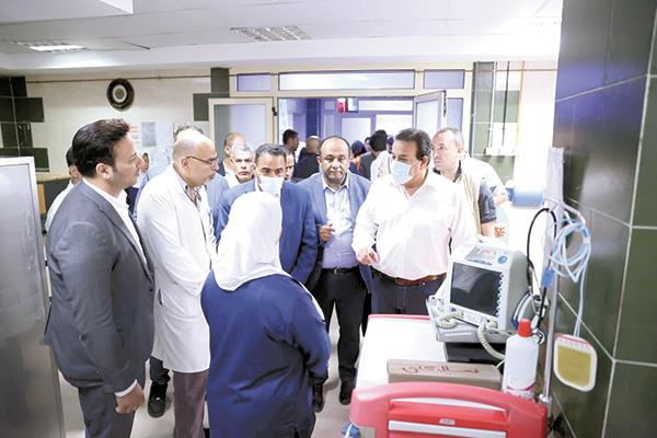 وزير الصحة خلال جولته بمستشفى الحمام المركزى