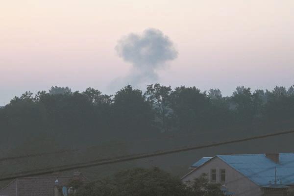 سحابة من الدخان عقب غارة روسية غرب أوكرانيا      
