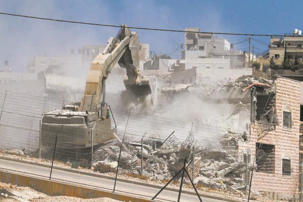جرافات الاحتلال تهدم منزلًا لعائلة فلسطينية بمدينة القدس   