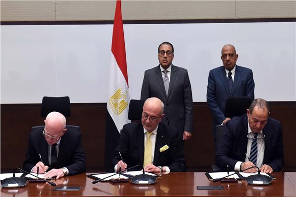 رئيس الوزراء يشهد توقيع عقدي إيجار ووكالة لتشغيل مصنع لمرشحات الكٌلى