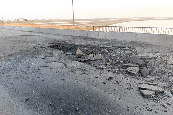 آثار الدمار جراء قصف أوكرانى لجسر يربط خيرسون والقرم
