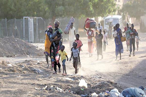 استمرار نزوح آلاف السودانيين مع استمرار القتال «صورة من أ ف ب»