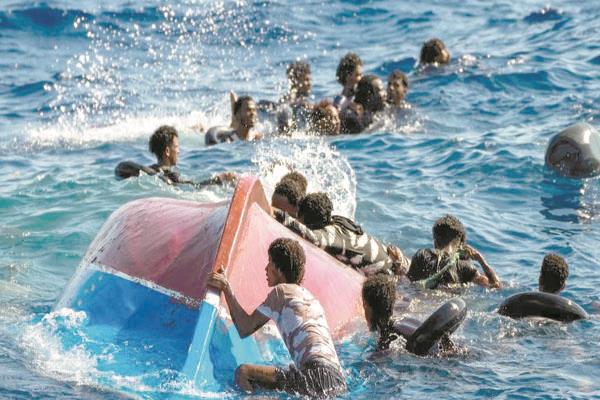 مهاجرون خلال عملية إنقاذ سابقة جنوب جزيرة لامبيدوزا الإيطالية عام 2022 