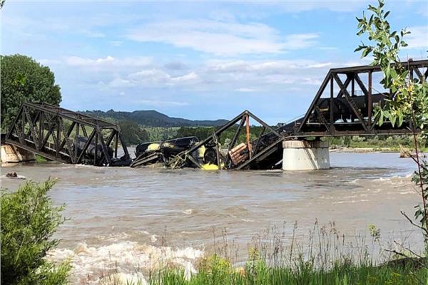 انهيار جسر على نهر يلوستون