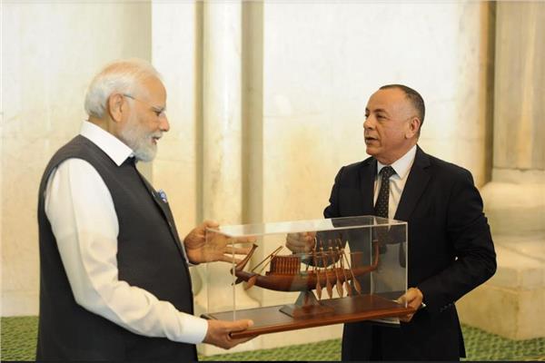 هدية الأمين العام لمجلس الأعلى للآثار لرئيس وزراء الهند