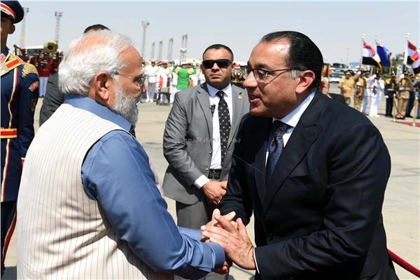 رئيس الوزراء يستقبل نظيره الهندي بمطار القاهرة