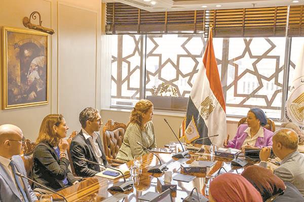 د. ياسمين فؤاد خلال لقائها مع رئيسة منطقة إفريقيا والشرق الأوسط وآسيا بشركة سانوفى