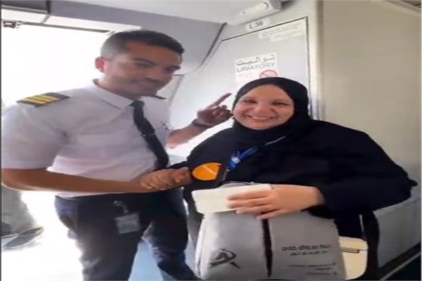  طيار مصري يفاجئ والدته