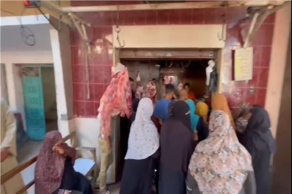 إقبال المواطنين على محلات الجزارة لشراء لحوم عيد الأضحى المبارك