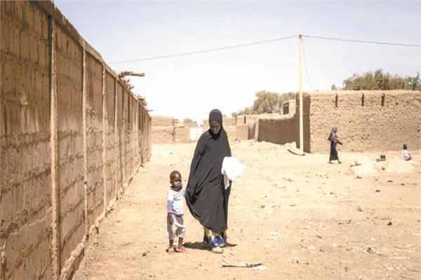 امرأة موريتانية مع ابنها