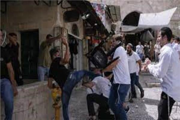 مُستوطنون إسرائيليون يعتدون على مدنيين فلسطينيين