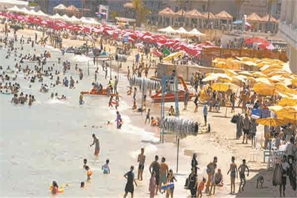 مئات الزوار خرجوا إلى شواطئ الإسكندرية للاحتفال بأول أيام عيد الأضحى المبارك
