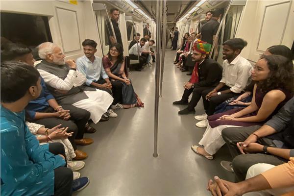 رئيس وزراء الهند في مترو الأنفاق