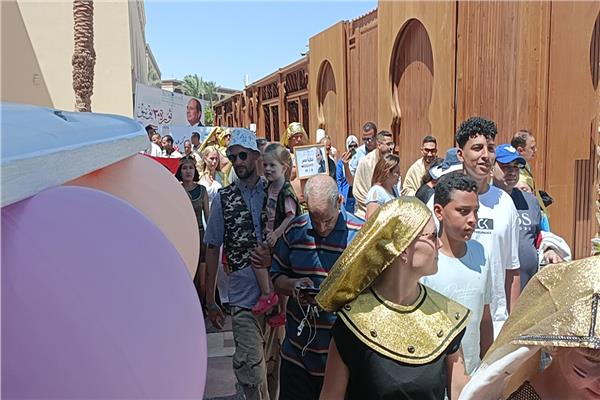 السياح بالغردقه يشاركون المصريين الاحتفالات بالذكرى العاشره لثوره 30 يونيو