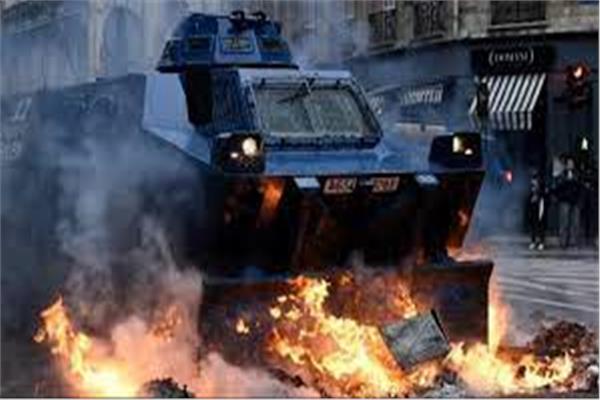 فرنسا تنشر المدرعات في شوارعها لمواجهة الاحتجاجات